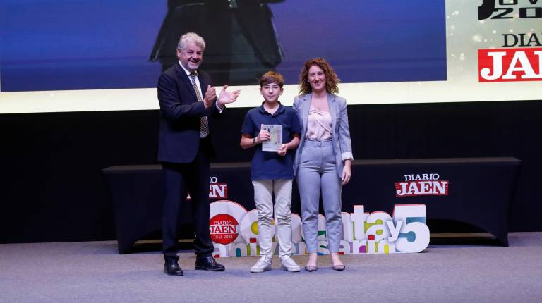<i>El director de Diario JAÉN, Juan Espejo, entrega el reconocimiento al hermano del joven artista, Marcos Paulano, y a su madre, Johana Castillo. / Jason Moyano / Diario JAÉN.</i>