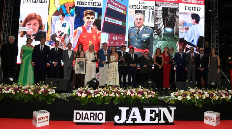 <i>Foto de familia de los galardonados al finalizar la gala. / Agustín Muñoz / Diario JAÉN.</i>