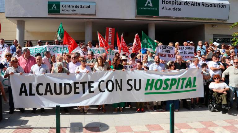 Alcaudete protesta frente al Hospital en defensa de su sanidad