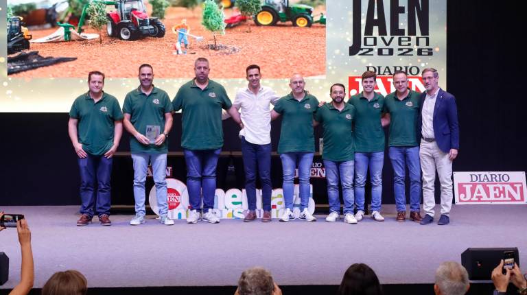 <i>Integrantes de Olipasión 32 recogen el reconocimiento de manos de Raúl Martínez, teniente de alcalde de Peal de Becerro, y del delegado territorial Miguel Contreras. / Jason Moyano / Diario JAÉN.</i>