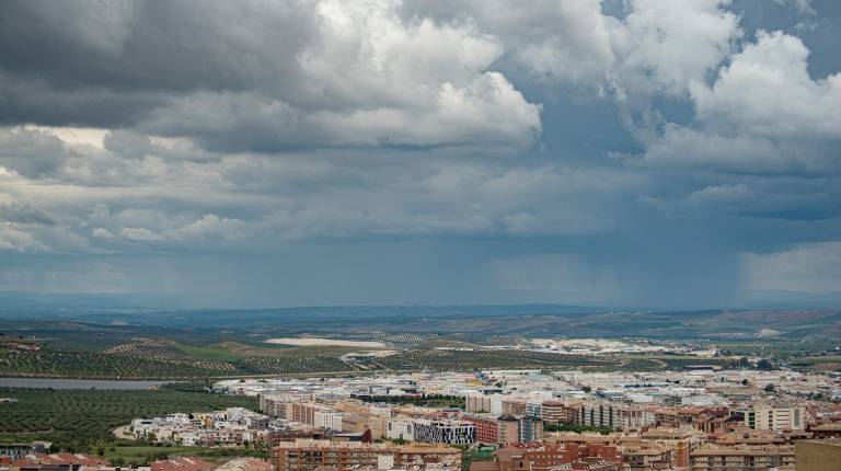 <i>Imagen de archivo de una tormenta a las afueras de la capital. / Diario JAÉN. </i>