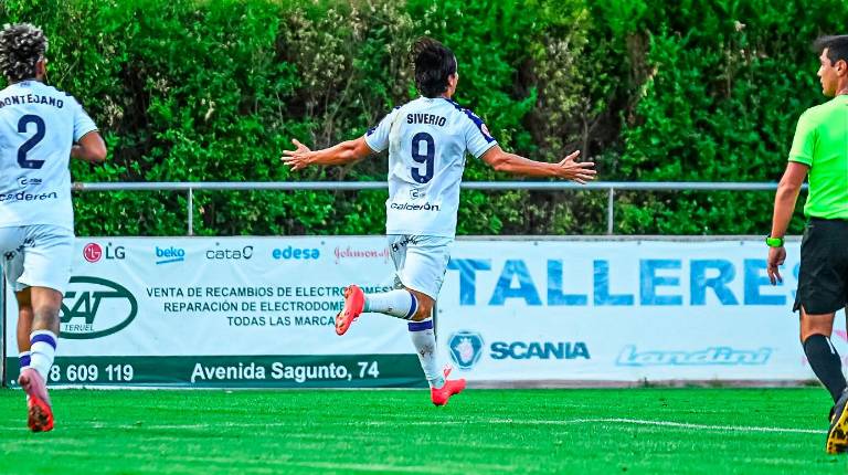 <i>Siverio celebra el gol de la victoria frente al CD Teruel. / Real Jaén. </i>
