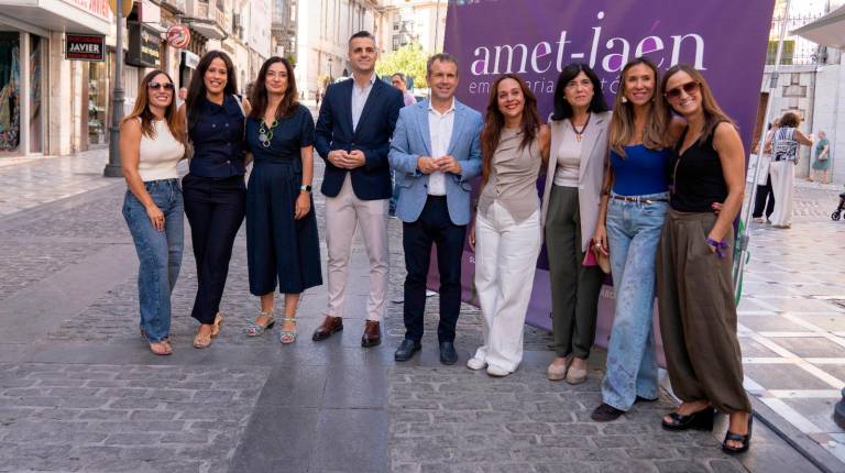 <i>El alcalde Julio Millán junto a la concejala Eva Funes y el diputado Luis Carmona con otros representantes en la inauguración. / Ayuntamiento de Jaén. </i>
