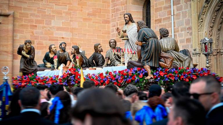 La Santa Cena en acto procesional por la ciudad de Linares. 