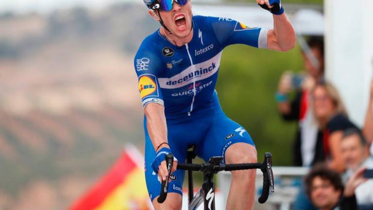 Cavagna vence La Vuelta en una etapa con abanicos
