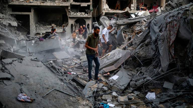 <i>Palestinos inspeccionan los daños por un bombardeo. / Europa Press. </i>