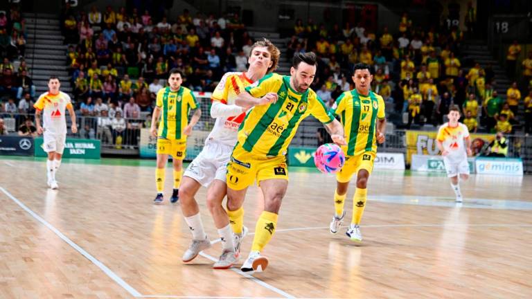 Míchel durante una jugada contra el Industrias Santa Coloma. / Juande Ortiz.