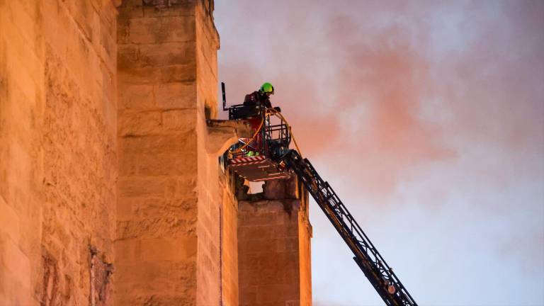 Extinguido completamente el incendio de la Mezquita de Córdoba, que abrirá este sábado