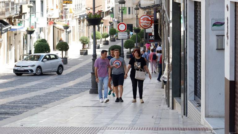 Imagen de archivo de personas paseando por una calle de la capital, en verano. / Jason Moyano / Diario JAÉN. 