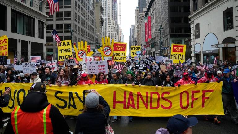 Protestas multitudinarias contra Trump en Estados Unidos bajo el lema “¡Las manos fuera!”