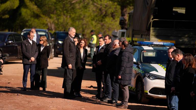 Felipe VI y Letizia llegan a la “zona cero” del accidente en Adamuz