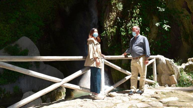 Maribel Lozano visita la Cueva del Agua