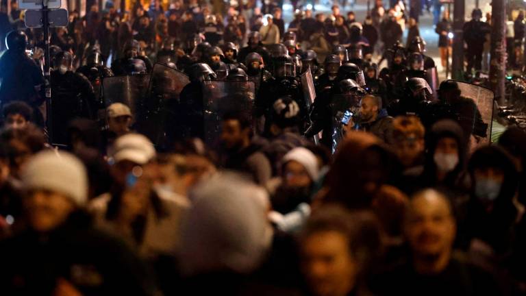 La noche de protestas concluye en Francia con casi 130 detenidos