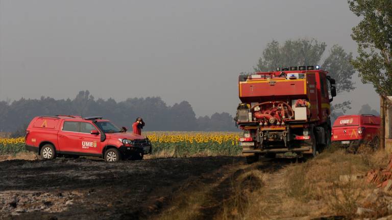 La UME tiene a “más de 1.100” militares ayudando en la extinción de diez incendios