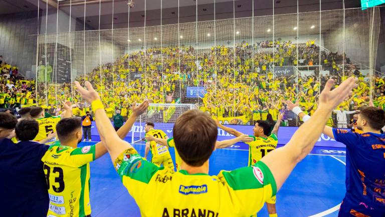 La fiesta del Jaén Paraíso Interior y su marea amarilla