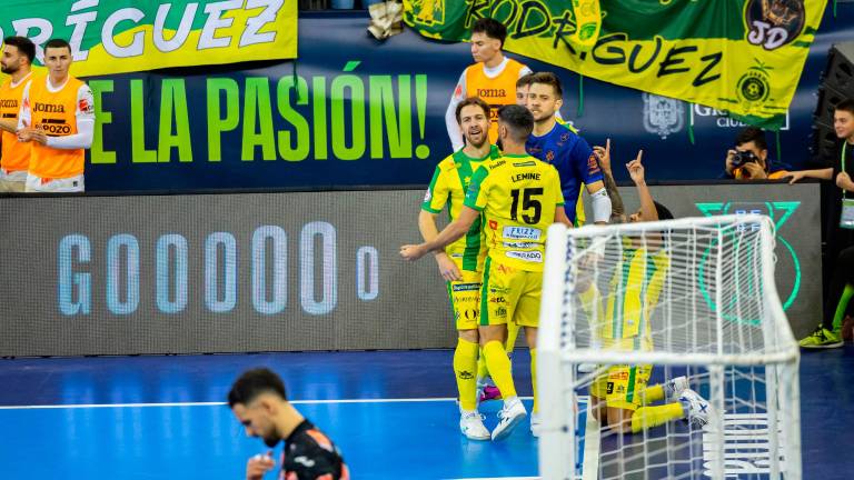 La fiesta del Jaén Paraíso Interior y su marea amarilla