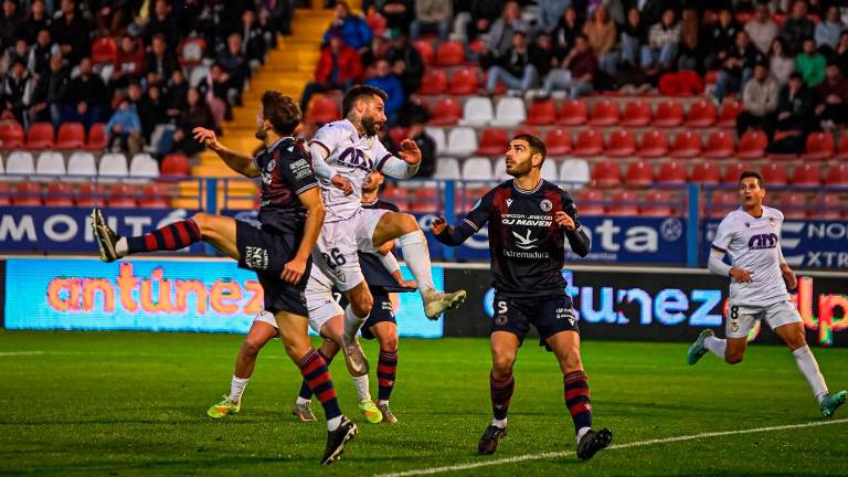 Ñito González, que debutó con el Real Jaén, trata de rematar. / Miranda López / Real Jaén.