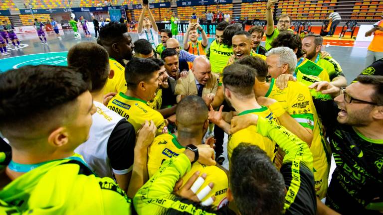 Jugadores y cuerpo técnico del Jaén Paraíso Interior celebran el pase a la final./RFEF.