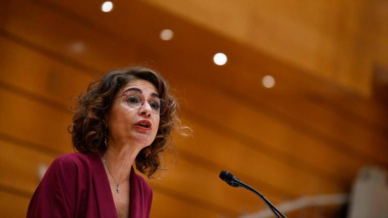 La pareja de Ayuso prepara una querella contra María Jesús Montero por revelación de secretos