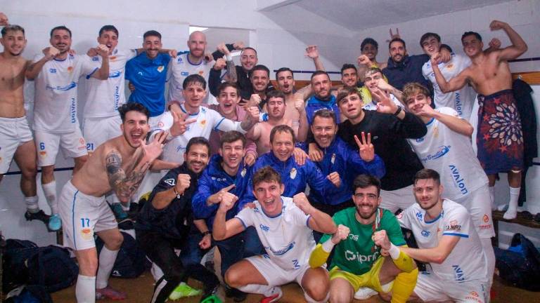 La plantilla del Martos tras su victoria al CD Torreperogil. / Martos CF.