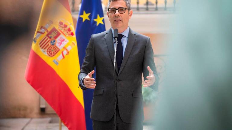 <i>El ministro de la Presidencia, Justicia y Relaciones con las Cortes, Félix Bolaños, atiende a los medios de comunicación, a 4 de mayo de 2026. / Europa Press.</i>
