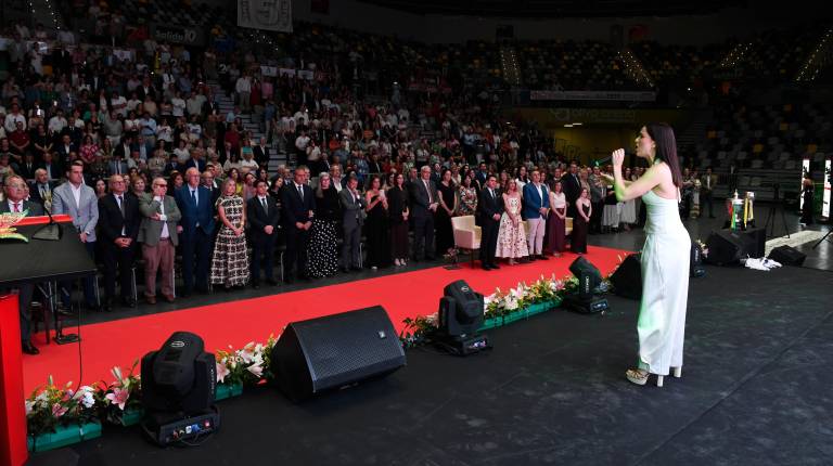 <i>Arriba, distintos momentos de la actuación de Roko en el tramo final de la gala. Más abajo, la artista alcalaína canta frente a todos los asistentes, que se pusieron en pie. / Agustín Muñoz / Diario JAÉN.</i>