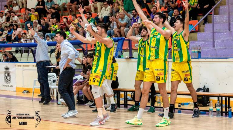 <i>Los jugadores del Jaén Paraíso Interior celebran una canasta en un partido en La Salobreja. / Monti /Jaén FS.</i>