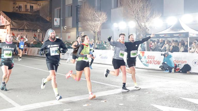 La emoción de los últimos metros de la Carrera de San Antón 2026, en imágenes