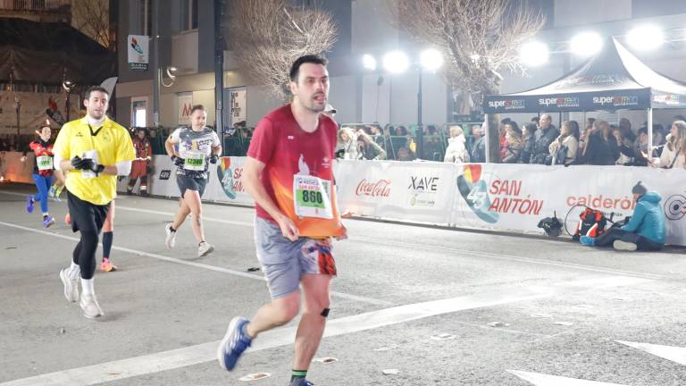 La emoción de los últimos metros de la Carrera de San Antón 2026, en imágenes