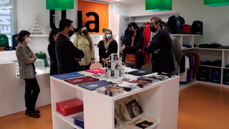 La UJA abre una nueva tienda oficial en la Antigua Escuela de Magisterio