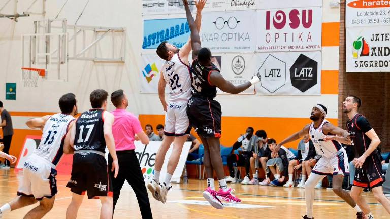 El Jaén CB pierde, pero tiene en su mano la permanencia