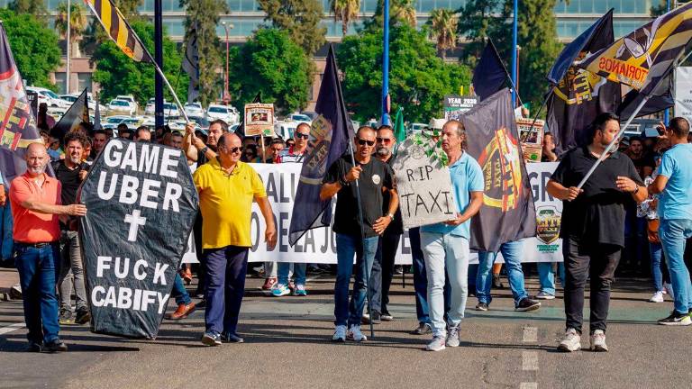 El taxi da inicio a su primer día de huelga con un parón “al 100%”