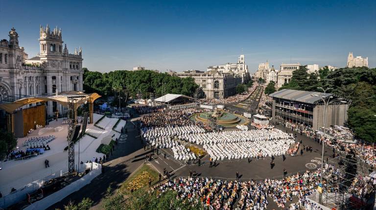 <i>La Plaza de Cibeles, durante la misa de Corpus Christi, presidida por el Papa León XIV. / Carlos Luján / Europa Press.</i>