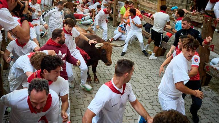 <i>El último encierro de los Sanfermines de 2026. Los toros de la ganadería Jandilla clausuran las fiestas de San Fermín con su participación en el octavo encierro de las fiestas. / Eduardo Sanz / Europa Press.</i>