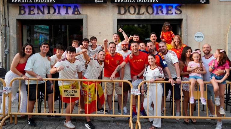 <i>Aficionados viendo España - Argentina en El Pósito. / Juanjes García / Diario JAÉN. </i>
