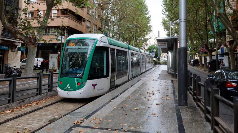 <i>El tranvía, cerca de la calle Roldán y Marín. / Jason Moyano / Diario JAÉN.</i>