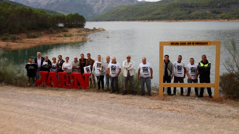 <i>Fotografía de familia de los asistentes a la inauguración de un mirador que recordará los 85 años de historia de Diario JAÉN. / Jason Moyano / Diario JAÉN. </i>