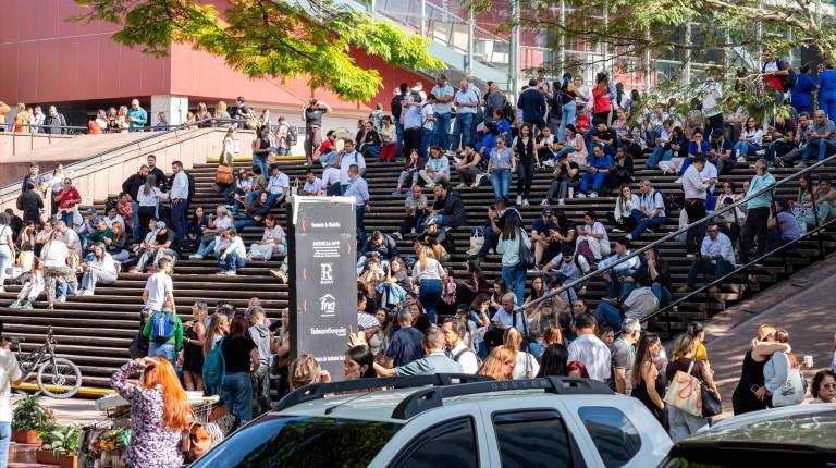 <i>Personas sentadas frente a los edificios que temblaron tras el seísmo en Colombia de magnitud 7,4. / Europa Press.</i>