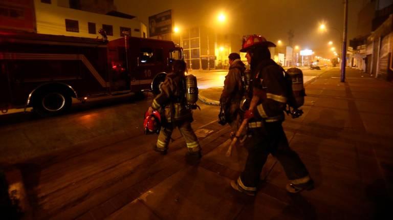 <i>Aproximadamente a las 04.00 a. m., los vecinos de La Victoria alertaron de la presencia de humo dentro del estadio Alejandro Villanueva, cuando entraron en acción los bomberos. / Europa Press. </i>