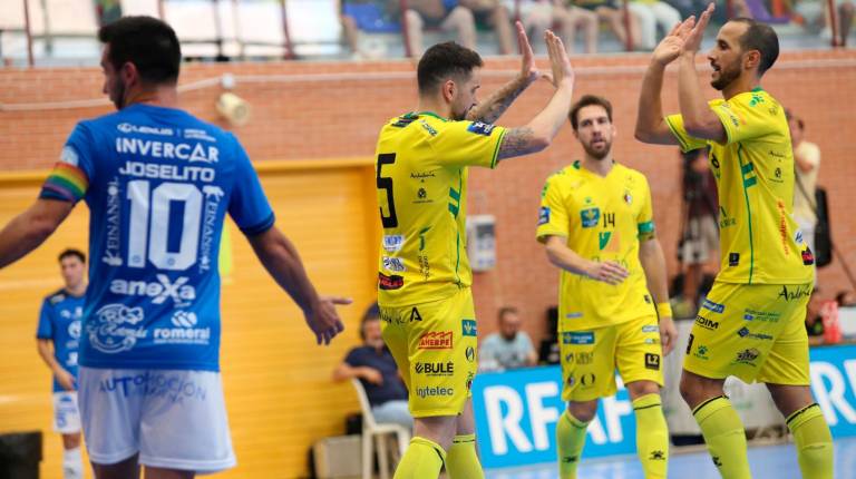 <i>El jugador Joao Salla celebra el cuarto gol junto a su compañero, Boyis. / Jaén FS</i>