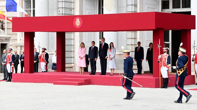 <i>Brigitte Macron, Emmanuel Macron, el Rey Felipe VI y la Reina Letizia durante la recepción con honores en el Palacio Real, a 29 de septiembre de 2026, en Madrid. / Europa Press. </i>