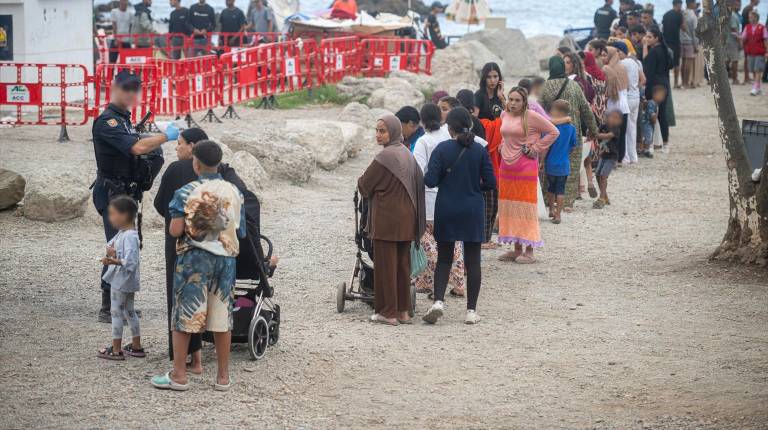 <i>Varios migrantes en la playa del Trampolín. / Europa Press. </i>