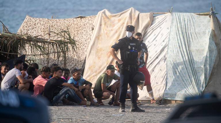 <i>Decenas de migrantes en la playa de El Trampolín, en los primeros días de septiembre, en Ceuta. / Europa Press. </i>