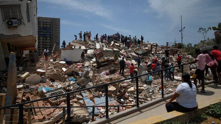 <i>Personas buscan supervivientes entre las ruinas de un edificio de La Guaira, una de las zonas más afectadas por los terremotos. / Marcos Salgado / Contacto / Europa Press.</i>