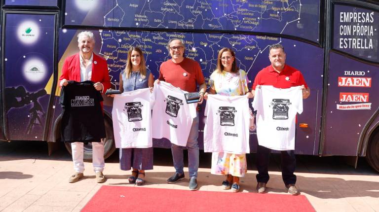 <i>Juan Espejo, Yasmina Oliva, Javier Chica, María Jesús Rodríguez y Manuel Pegalajar posan con unas camisetas conmemorativas por el 85 Aniversario de Diario JAÉN.</i>