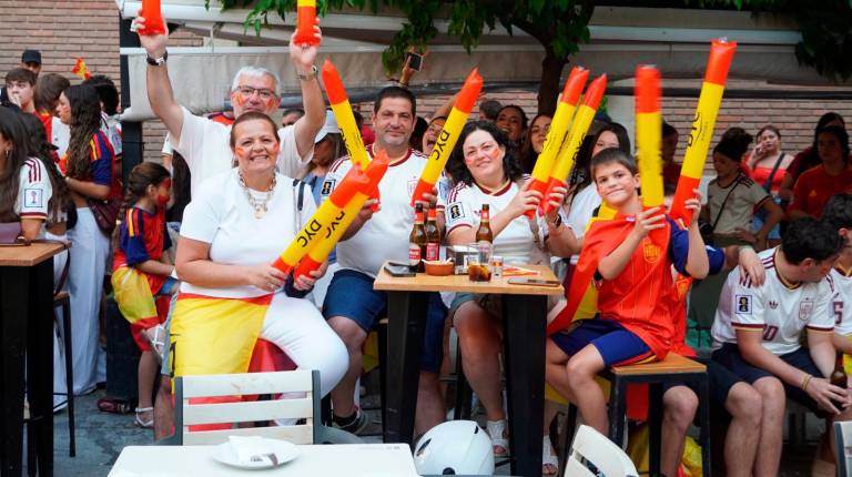 <i>Aficionados viendo España - Argentina en Dean - Mazas en Jaén capital. / Juanjes García / Diario JAÉN. </i>
