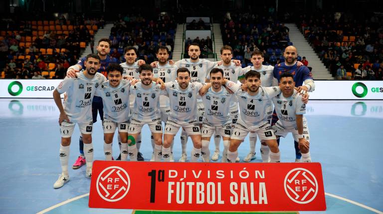 <i>Los jugadores del Jaén Paraíso Interior FS, antes del partido de la temporada pasada en la pista del CD Xota. </i>