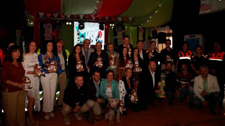 <i>Foto de familia tras la entrega de los premios en la gala Trepabuques 2025. / Juanjes García / Diario JAÉN.</i>