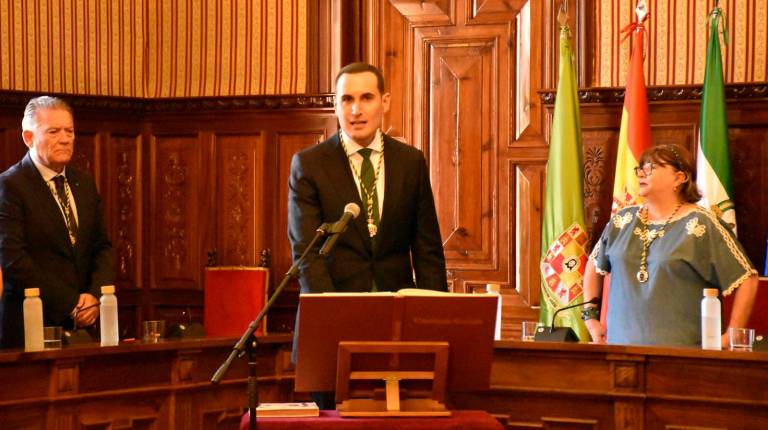 <i>Juan Latorre jura el cargo sobre la Constitución Española. / Juanjes García Villegas / Diario JAÉN.</i>