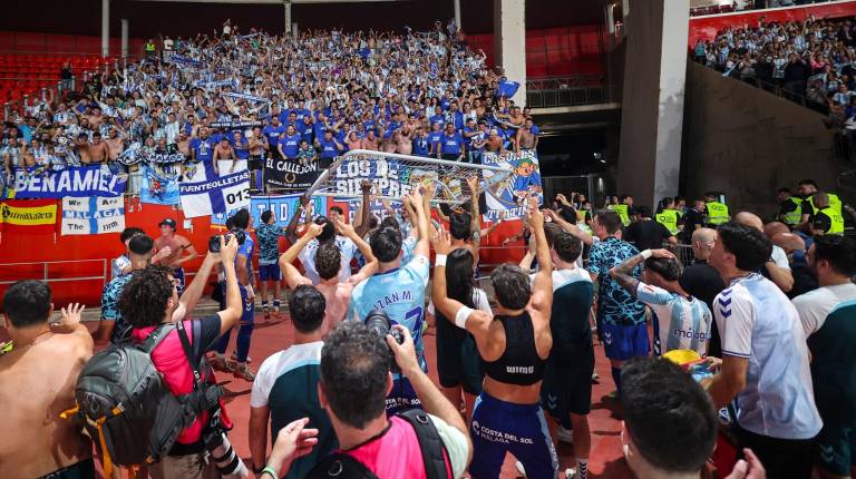 <i>Los jugadores del Málaga celebran con la afición el ascenso a Primera. / AFP7 / Europa Press.</i>